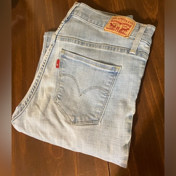 Light wash size 28 levi’s - Picture 2 of 3